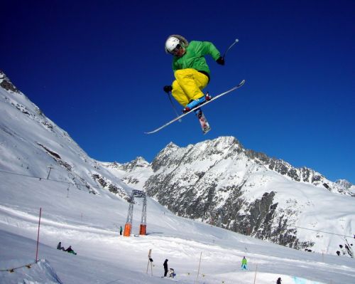 Snowpark Tegia Gronda - [url=http://www.jacomet.ch/themen/skilift/album/thumbnails.php?album=208]mehr Jump-Fotos hier[/url]
