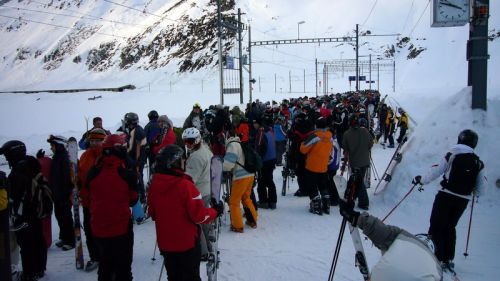 Menschenmassen warten um 16 Uhr auf die Züge auf dem Pass
