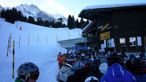 Die übliche Schlange beim Arven-Lift am Abfahrtstag
