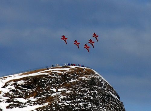 Wie immer atemberaubende Darbietung der Kunstflugstaffel Patrouille Suisse
