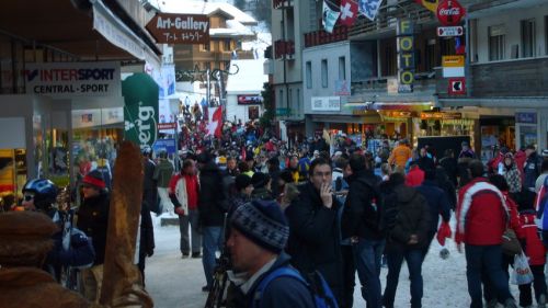 Der übliche Trubel in Wengens Dorfstrasse am Rennweekend
