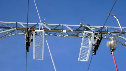 Der rechte Skilift hat eine WSO-Ausrüstung und WSO-Hydrogehänge
