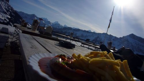 Zwischenverpflegung im Restaurant Eigerblick - mit Wetterhorn, Eiger und Mönch im Hintergrund
