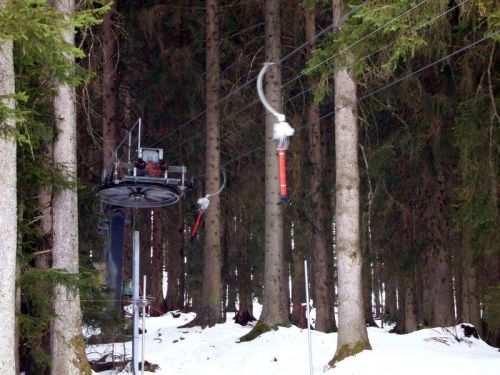 Bergstation des Skiliftes Gemeinenwängen, schön in den Wald eingepasst

