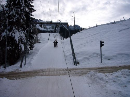 Der Skilift kreuzt eine Strasse - sogar mit Ampel!

