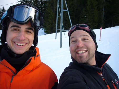 Skiliftfreunde am fachsimpeln, fotografieren und den Skitag geniessen
