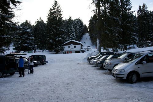 ... zum schon recht vollen Parkplatz des Téléski des Breuleux
