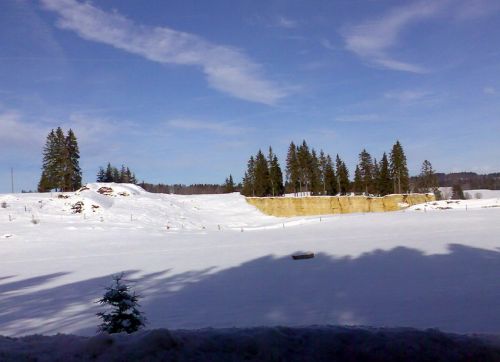 Weiter gehts nach Tramelan - interessante Felsen entlang der Strecke vom Skilift Les Breuleux zur Hauptstrasse
