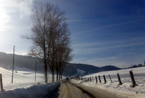 ... gehts an den Dorfrand zu den Skiliften
