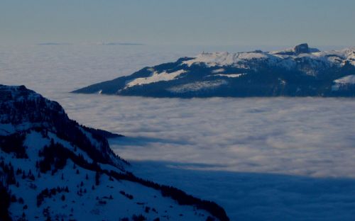Blick übers Niederhorn zum Chasseral - [url=http://blog.jacomet.ch/?p=2151]mehr zum Thema Nebelmeer hier[/url]

