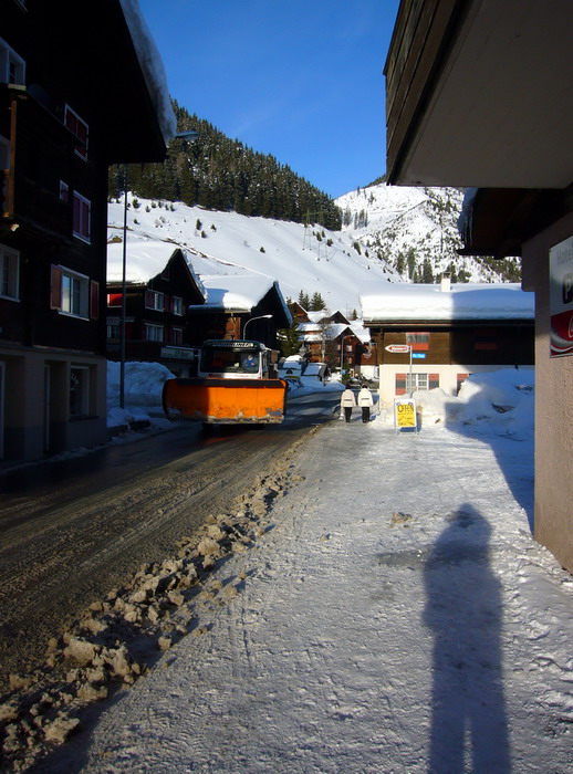 Leider steht die Sonne schon hoch - Strassenpflotsch ist die Folge
