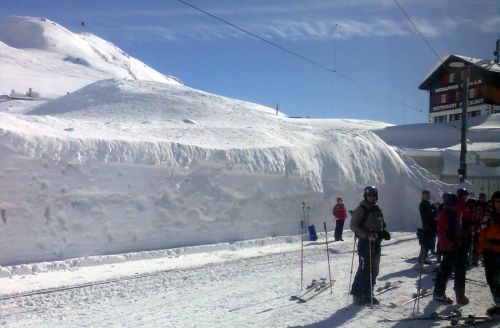 Oberalppass: Hohe Mauern
