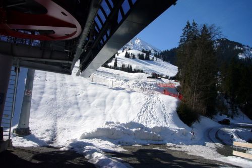 Mehr Fotos vom Wiriehorn (auch von früher, als noch die alte Sesselbahn stand) [url=http://www.jacomet.ch/themen/skilift/album/thumbnails.php?album=66]hier[/url]
