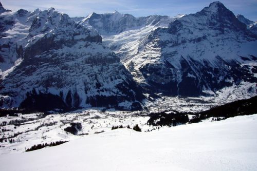 Mehr Bilder (auch von früher) von der First [url=http://www.jacomet.ch/themen/skilift/album/thumbnails.php?album=68]gibts in diesem Album[/url]
