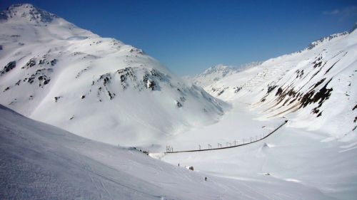 In den Hängen von oben gesehen rechts (Richtung Fellilücke) zum Pass hinunter
