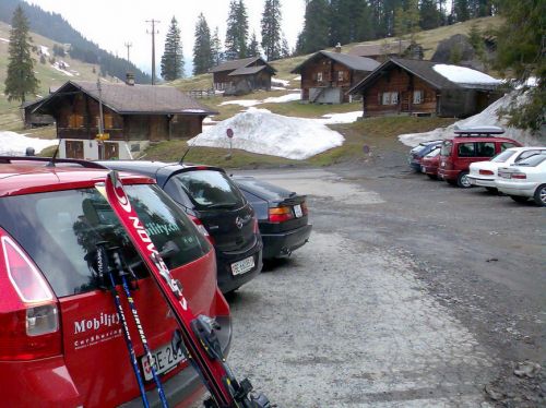 Das Mobility-Auto ist geparkt, es kann losgehen... 47 Franken als Tageskartenpreis bei genau einem laufenden Skilift sind etwas sehr viel, aber was solls.
