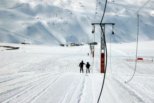 Der skurrile Habegger-Verbindungslift mit inmittierter Seilführung und komischen "Gehängen"
