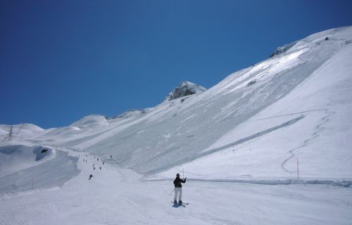 Piste mitten durch einen Lawinenhang
