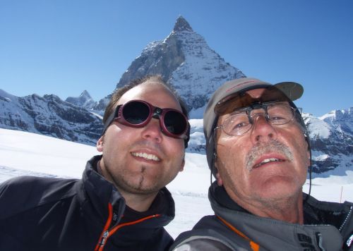 Vater und Sohn bei ihrer kleinen Erstmai-(Ski-)Demo: Unser fast schon traditioneller Saisonschluss
