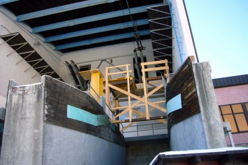 Hier hat man kurz mal ne Materialseilbahn aufgestellt
