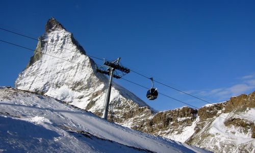 Die neue Gondelbahn mit der ersten erspähten Gondel
