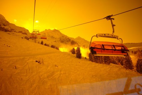 Leben in Orange: Die Schrott-Bubbles der neuen SB Eigernordwand / [url=http://www.youtube.com/watch?gl=DE&hl=de&v=BhOE-iRtlpk]YouTube-Video der Bahn von heute hier[/url]
