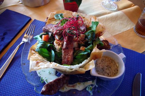 Lammfilet mit Nüsslisalat, ein alter Eigergletscher-Klassiker neu aufgelegt: Sehr zu empfehlen! (u.a. neues Dressing, Teigkörbchen)
