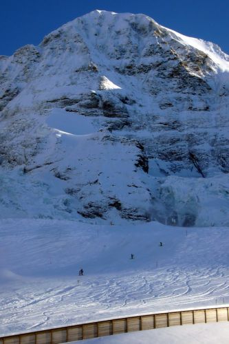 Sesselbahn Eigernordwand sei dank - nun kommt das Nicht-Skifahr-Könn-Gesocks auch da rauf... eine Familie läuft die schwarze Piste wieder hoch... ojemine!
