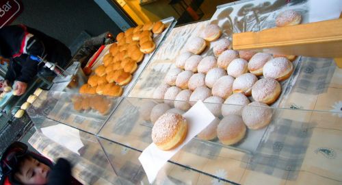 Wärmeportion nach diesem arschkalten Skitag: Die legendären Vinzenz-Berliner in der Dorfstrasse!
