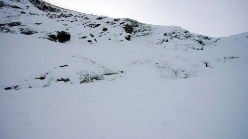 Schneebrett im oberen Teil der Salzegg-Piste... huch? Der Rutsch kam offenbar nach Pistenöffnung runter...
