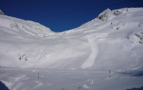 Welch ein Tag! 3. Januar 2010 - aber diese Tröten hatten mehr Glück als Verstand: Zwei Tourengänger lösten um 10.25 Uhr auf dem Weg vom Oberalppass zur Fellilücke dieses Schneebrett aus uns wurden bis zu den Knien verschüttet. Sie konnten sich selbst befreien.
