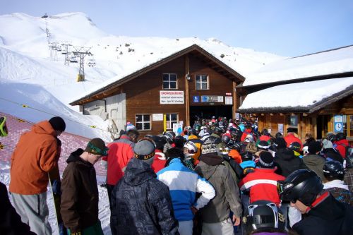 Das übliche Anstehen zum Lauberhorn um 12.15 Uhr
