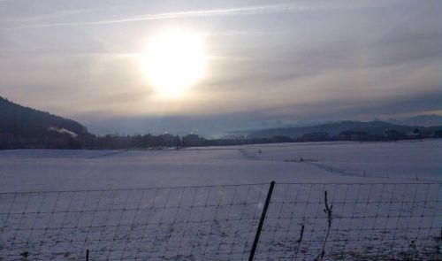Auf der A1, Donnerstag, 4.2.2010: Aufbruch in Bern zum fröhlichen Jura-Skifahren - es kommt Föhn auf, aus Südwesten tuts zu... doch wie schnell?
