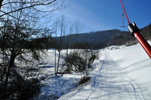 Hier passiert der 1200m lange Skilift (mit nur etwas über 200m Höhendifferenz) eine kleine Senke mit einem Bach und Sträuchern.
