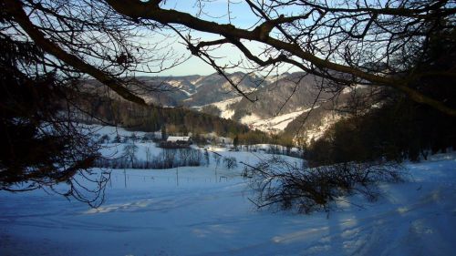 Blick auf die andere Seite in die Wanne und den Kettenjura am Oberen Hauenstein
