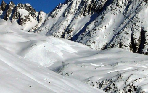 Auch so ein seltenes Brett: Oberhalb Caschlé... Fernauslösung? Weiter unten hatte es Skispuren
