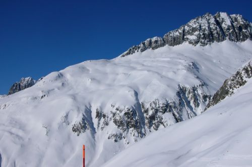 Auch hier, alles voll Schneebretter - drei Personen hatten offenbar wahnsinnig Glück
