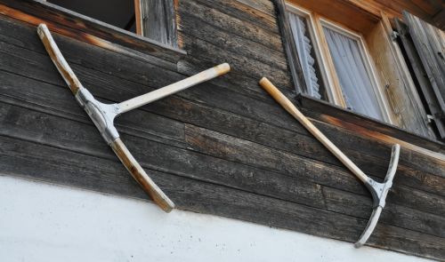 Dank Jakob Schuler hängt so ein Holzbügel auch beim mir zu Hause - Jakob half ca. 2008 mit, die Gehänge von Holzbügel auf Kunststoff umzubauen
