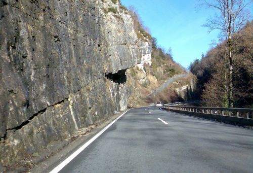 Auf dem Weg durch die Kalkfelsen zur Vue des Alpes
