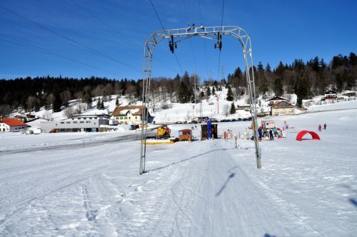 ... vieles, auf dem "WSO" steht, stammt 1:1 von Brunner und war teils früher auch genau so angeschrieben im Einsatz. Mehr zu Theodor Brunner [url=http://www.jacomet.ch/themen/skilift/album/index.php?cat=17]hier[/url] !
