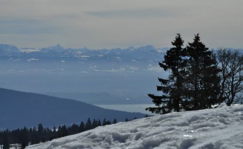 Über den Neuenburgersee sieht man das Zinal-Rothorn
