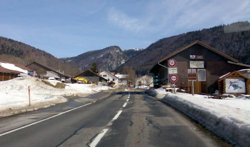 Eingangs Le Pâquier - zu dieser Gemeinde gehört auch Les Bugnenets
