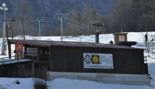 Kurz nach Le Pâquier steht der längste Skilift des Juras (Eigenwerbung)
