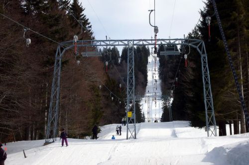 WSO-Doppelskilift mit Garaventa-Rollenbatterien und -Gehängen; der erste der beiden Lifte wirde 1960 erstellt, der zweite dann 1969. 1998 erhielt der Lift neue Rollenbatterien aus Goldau, neue LST-Gehänge (steht allerdings auch Garaventa drauf) sowie neue Schlussmasten.
