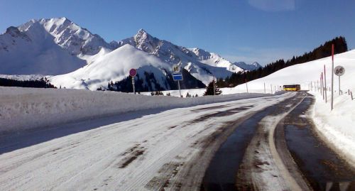 Am Berghaus vorbei gehts gen Schwefelbergbad...
