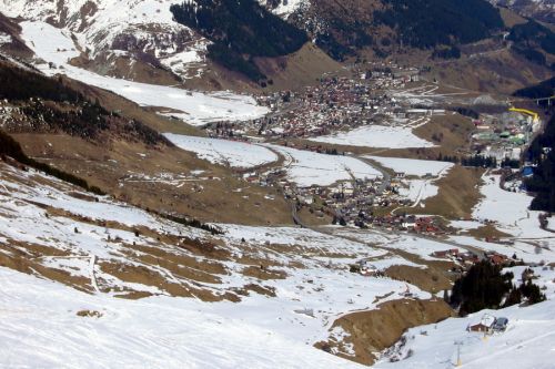 Im Tal wird der Schnee langsam Mangelware...
