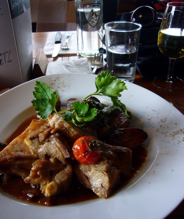 Edel, teuer, aber saumässig fein: Walliser Gitzi mit Morchelsauce, grünem Spargel und Rosmarinkartoffeln - göttlich... dazu ein Glas Heida.
