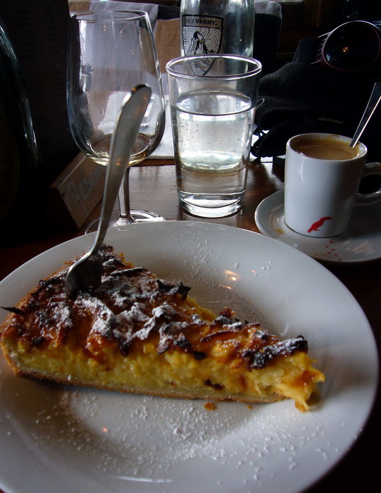 Der hausgemachte Apfelkuchen ist ebenfalls wunderbar, der Espresso fast von italienischer Qualität. Fazit: Eher "zahlungskräftiges" Publikum, aber nicht Schickimicki, gute Atmo, 70 CHF für Hauptgang, Mineral, Wein, Dessert, Kaffee... wäre günstiger gegangen, aber man gönnt sich ja sonst nix. Fünf Sterne!
