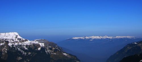 Hohe Schleierwolken oder (sie sind grau) Vulkan-Spuren am Horizont? (Natürlich nicht der Dunst über dem Mittelland...)
