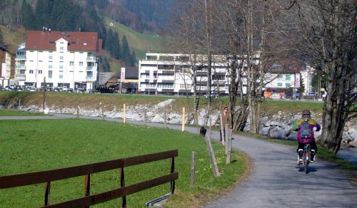 ... Anfahrt ab Bern fast gleich lang wie Zermatt. - Der Typ mit dem Velo ist cool: Skischuhe schon an, Prä-Carving-Ski angehängt...
